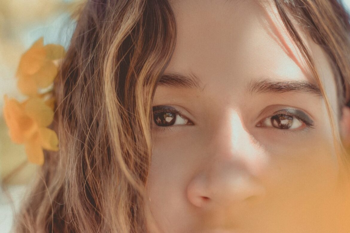 Fitneszprogram menstruációs ciklushoz igazítva Edzéstervezés női ritmusban A fitneszvilág tele van sablonos edzéstervekkel, amik gyakran úgy épülnek fel, mintha mindenki ugyanazzal az energiaszinttel, hormonháztartással és fizikai teherbírással rendelkezne – bármelyik napon is járunk az adott hónapban. Pedig a női test nem lineárisan működik, hanem ciklikusan, és ezt nemcsak a hangulatunk, az alvásunk vagy a libidónk, hanem a sportteljesítményünk is tükrözi.  A menstruációs ciklus négy fázisra bontható, és mindegyik szakasz különböző hormonális állapotot, energiaszintet, izomreakciót és regenerációs képességet hoz magával. Ha ezt figyelembe vesszük az edzéstervezésnél, nemcsak kíméletesebben bánunk magunkkal, hanem hatékonyabban is fejlődhetünk. És ami a legfontosabb: nem lesz többé bűntudatunk, ha egyszerűen nem megy úgy, mint a múlt héten.  Hormonok a kulisszák mögött A női menstruációs ciklus átlagosan 28 napos, de lehet 21 és 35 nap közötti is – és ez teljesen normális. A négy fő szakasz: menstruáció, follikuláris fázis, ovuláció, luteális fázis. Ezek során különböző arányban változik az ösztrogén és a progeszteron szintje – ez a két fő női nemi hormon. Ezek a hormonok nemcsak a szaporító rendszerre hatnak, hanem a test energiaraktározására, izomműködésére, vízháztartására, hőháztartására és fájdalomérzékelésére is.  Ezért fordulhat elő, hogy néha bivalyerősen mész végig egy erőedzésen, máskor pedig már a bemelegítésnél úgy érzed, mintha ólomból lennél. A kulcs: ne küzdj a tested ellen, hanem eddz vele együtt.  Menstruáció (1–5. nap): visszavonulás és regeneráció A menstruációs napokon a progeszteron és az ösztrogén szintje a legalacsonyabb. Ez gyakran fáradtsággal, enyhe hangulati ingadozással, alacsony fájdalomtűréssel és koncentrációs nehézségekkel jár. Sokan ilyenkor mégis görcsösen ragaszkodnak az edzéstervhez, mintha egy kihagyott nap mindent tönkretenne. Pedig érdemes lenne megengedni magadnak a lassítást.  Ez nem azt jelenti, hogy mozdulatlanul kell feküdni. A könnyed, alacsony intenzitású mozgás – mint például séta, jóga, enyhe nyújtás, légzőgyakorlatok – kifejezetten jól eshet, és enyhítheti a görcsöket is. De ha egy napot vagy akár kettőt teljesen pihensz, az sem a világ vége. A regeneráció is a fitneszprogram része – különösen ebben a szakaszban.  Follikuláris fázis (6–13. nap): robban a teljesítmény Ahogy a menstruáció véget ér, elkezd emelkedni az ösztrogén szintje – és vele együtt az energiaszint, a motiváció, a fájdalomtűrés és az izomerő. Ez a fázis a „csúcsteljesítmény” időszaka. Ilyenkor érdemes a legintenzívebb edzéseket végezni: erőedzést, HIIT-et, intervallumokat, akár futóedzéseket is.  Ez az időszak kedvez a teljesítménynövelésnek és az új mozgásformák kipróbálásának is. Az agy dopaminérzékenysége nő, így a kihívás és az újdonság iránti vágy is fokozódik. Ilyenkor érdemes új gyakorlatokat bevezetni, emelni a súlyokon, vagy időt mérni egy-egy ismétlésszámhoz. A test „üzemmódban” van – nem véletlen, hogy sok nő ilyenkor tapasztalja a legnagyobb önbizalmat is az edzőteremben.  Ovuláció (14–16. nap): maximális erő, fokozott kockázat Az ovuláció körüli napokon a női test hormonálisan szinte szuperhőssé válik. Az ösztrogén csúcson van, a progeszteron még alacsony, az izomműködés és a fájdalomtűrés kiemelkedő, a hangulat stabil, a teljesítmény pedig a legjobb. Ekkor lehet igazán „nagyot menni” – akár sprintben, súlyzós edzésben vagy komolyabb kihívásokban.  Fontos azonban tudni, hogy ebben az időszakban megnő a sérülésveszély is – különösen térd- és bokaízületeknél. Az ösztrogén ugyanis enyhíti az ízületi szalagok feszességét, ami növeli a hajlékonyságot, de csökkenti a stabilitást. Ezért ilyenkor különösen fontos a precíz bemelegítés, az egyensúlyfejlesztő gyakorlatok, és a kontrollált, tudatos mozgás.  Ez az időszak egyben ideális lehet szociálisabb edzésekre is: csoportos órák, közös futások vagy páros edzések – ilyenkor a kapcsolódásra való igény is nő.  Luteális fázis (17–28. nap): lassulás, megengedés, tudatosság Az ovuláció után belépünk a luteális fázisba, ahol a progeszteron kerül előtérbe. Ez a hormon hőemelkedést, vízvisszatartást, fáradékonyságot és olykor nyűgösséget hoz – cserébe a test készül a „potenciális” beágyazódásra. Akár van gyermekvállalási szándék, akár nincs, a test ugyanazt a biológiai koreográfiát követi, ami a sportteljesítményre is hatással van.  A ciklus második felében érdemes visszavenni az intenzitásból. Az állandó pörgés helyett a ciklikus edzéstervezés itt alacsonyabb terhelést javasol: kardió helyett séta, robbanékony gyakorlatok helyett lassabb, kontrollált mozdulatok, fókusz az erőnléten és az állóképességen. A hormonok hatására a test ilyenkor egyébként is hatékonyabban raktározza a glükózt, így akár az inzulinérzékenységed is változik – ezt étkezésnél is érdemes figyelembe venni.  A premenstruációs napokon sokan ingerlékenyebbek, puffadtabbak, kevesebb türelmük van – és ez teljesen normális. Ha ekkor túlzott elvárásokat támasztasz magaddal szemben, könnyen jöhet a frusztráció és a kudarcélmény. Ehelyett fókuszálj inkább a test támogatására: több nyújtás, lassú mobilizáció, kíméletes edzés, meditáció vagy jóga is többet érhet, mint egy kimerítő edzéssorozat.  Minden ciklus más – és ez rendben van Fontos hangsúlyozni, hogy a menstruációs ciklus nem egyenletes forgatókönyv. A hormonális változások ugyan hasonló mintázatot követnek, de hogy ezek rád hogyan hatnak, az egyéni érzékenységtől, stressz-szinttől, életmódtól és akár a táplálkozástól is függ. Van, aki menstruáció alatt is simán lefut egy félmaratont, más a luteális szakasz végén inkább a kanapén regenerálódik. Mindkettő teljesen rendben van.  A ciklushoz igazított edzéstervezés nem merev szabályrendszer, hanem rugalmas keretrendszer. Segít jobban figyelni a tested jelzéseire, és elfogadni, hogy a női energiaszint nem egy vízszintes vonal, hanem egy íves hullámzás. Ha ezt tiszteletben tartod, hosszabb távon nemcsak hatékonyabb, de élvezetesebb is lesz a mozgás – mert nem ellened dolgozik, hanem veled. Fitneszprogram menstruációs ciklushoz igazítva Edzéstervezés női ritmusban A fitneszvilág tele van sablonos edzéstervekkel, amik gyakran úgy épülnek fel, mintha mindenki ugyanazzal az energiaszinttel, hormonháztartással és fizikai teherbírással rendelkezne – bármelyik napon is járunk az adott hónapban. Pedig a női test nem lineárisan működik, hanem ciklikusan, és ezt nemcsak a hangulatunk, az alvásunk vagy a libidónk, hanem a sportteljesítményünk is tükrözi. A menstruációs ciklus négy fázisra bontható, és mindegyik szakasz különböző hormonális állapotot, energiaszintet, izomreakciót és regenerációs képességet hoz magával. Ha ezt figyelembe vesszük az edzéstervezésnél, nemcsak kíméletesebben bánunk magunkkal, hanem hatékonyabban is fejlődhetünk. És ami a legfontosabb: nem lesz többé bűntudatunk, ha egyszerűen nem megy úgy, mint a múlt héten. Hormonok a kulisszák mögött A női menstruációs ciklus átlagosan 28 napos, de lehet 21 és 35 nap közötti is – és ez teljesen normális. A négy fő szakasz: menstruáció, follikuláris fázis, ovuláció, luteális fázis. Ezek során különböző arányban változik az ösztrogén és a progeszteron szintje – ez a két fő női nemi hormon. Ezek a hormonok nemcsak a szaporító rendszerre hatnak, hanem a test energiaraktározására, izomműködésére, vízháztartására, hőháztartására és fájdalomérzékelésére is. Ezért fordulhat elő, hogy néha bivalyerősen mész végig egy erőedzésen, máskor pedig már a bemelegítésnél úgy érzed, mintha ólomból lennél. A kulcs: ne küzdj a tested ellen, hanem eddz vele együtt. Menstruáció (1–5. nap): visszavonulás és regeneráció A menstruációs napokon a progeszteron és az ösztrogén szintje a legalacsonyabb. Ez gyakran fáradtsággal, enyhe hangulati ingadozással, alacsony fájdalomtűréssel és koncentrációs nehézségekkel jár. Sokan ilyenkor mégis görcsösen ragaszkodnak az edzéstervhez, mintha egy kihagyott nap mindent tönkretenne. Pedig érdemes lenne megengedni magadnak a lassítást. Ez nem azt jelenti, hogy mozdulatlanul kell feküdni. A könnyed, alacsony intenzitású mozgás – mint például séta, jóga, enyhe nyújtás, légzőgyakorlatok – kifejezetten jól eshet, és enyhítheti a görcsöket is. De ha egy napot vagy akár kettőt teljesen pihensz, az sem a világ vége. A regeneráció is a fitneszprogram része – különösen ebben a szakaszban. Follikuláris fázis (6–13. nap): robban a teljesítmény Ahogy a menstruáció véget ér, elkezd emelkedni az ösztrogén szintje – és vele együtt az energiaszint, a motiváció, a fájdalomtűrés és az izomerő. Ez a fázis a „csúcsteljesítmény” időszaka. Ilyenkor érdemes a legintenzívebb edzéseket végezni: erőedzést, HIIT-et, intervallumokat, akár futóedzéseket is. Ez az időszak kedvez a teljesítménynövelésnek és az új mozgásformák kipróbálásának is. Az agy dopaminérzékenysége nő, így a kihívás és az újdonság iránti vágy is fokozódik. Ilyenkor érdemes új gyakorlatokat bevezetni, emelni a súlyokon, vagy időt mérni egy-egy ismétlésszámhoz. A test „üzemmódban” van – nem véletlen, hogy sok nő ilyenkor tapasztalja a legnagyobb önbizalmat is az edzőteremben. Ovuláció (14–16. nap): maximális erő, fokozott kockázat Az ovuláció körüli napokon a női test hormonálisan szinte szuperhőssé válik. Az ösztrogén csúcson van, a progeszteron még alacsony, az izomműködés és a fájdalomtűrés kiemelkedő, a hangulat stabil, a teljesítmény pedig a legjobb. Ekkor lehet igazán „nagyot menni” – akár sprintben, súlyzós edzésben vagy komolyabb kihívásokban. Fontos azonban tudni, hogy ebben az időszakban megnő a sérülésveszély is – különösen térd- és bokaízületeknél. Az ösztrogén ugyanis enyhíti az ízületi szalagok feszességét, ami növeli a hajlékonyságot, de csökkenti a stabilitást. Ezért ilyenkor különösen fontos a precíz bemelegítés, az egyensúlyfejlesztő gyakorlatok, és a kontrollált, tudatos mozgás. Ez az időszak egyben ideális lehet szociálisabb edzésekre is: csoportos órák, közös futások vagy páros edzések – ilyenkor a kapcsolódásra való igény is nő. Luteális fázis (17–28. nap): lassulás, megengedés, tudatosság Az ovuláció után belépünk a luteális fázisba, ahol a progeszteron kerül előtérbe. Ez a hormon hőemelkedést, vízvisszatartást, fáradékonyságot és olykor nyűgösséget hoz – cserébe a test készül a „potenciális” beágyazódásra. Akár van gyermekvállalási szándék, akár nincs, a test ugyanazt a biológiai koreográfiát követi, ami a sportteljesítményre is hatással van. A ciklus második felében érdemes visszavenni az intenzitásból. Az állandó pörgés helyett a ciklikus edzéstervezés itt alacsonyabb terhelést javasol: kardió helyett séta, robbanékony gyakorlatok helyett lassabb, kontrollált mozdulatok, fókusz az erőnléten és az állóképességen. A hormonok hatására a test ilyenkor egyébként is hatékonyabban raktározza a glükózt, így akár az inzulinérzékenységed is változik – ezt étkezésnél is érdemes figyelembe venni. A premenstruációs napokon sokan ingerlékenyebbek, puffadtabbak, kevesebb türelmük van – és ez teljesen normális. Ha ekkor túlzott elvárásokat támasztasz magaddal szemben, könnyen jöhet a frusztráció és a kudarcélmény. Ehelyett fókuszálj inkább a test támogatására: több nyújtás, lassú mobilizáció, kíméletes edzés, meditáció vagy jóga is többet érhet, mint egy kimerítő edzéssorozat. Minden ciklus más – és ez rendben van Fontos hangsúlyozni, hogy a menstruációs ciklus nem egyenletes forgatókönyv. A hormonális változások ugyan hasonló mintázatot követnek, de hogy ezek rád hogyan hatnak, az egyéni érzékenységtől, stressz-szinttől, életmódtól és akár a táplálkozástól is függ. Van, aki menstruáció alatt is simán lefut egy félmaratont, más a luteális szakasz végén inkább a kanapén regenerálódik. Mindkettő teljesen rendben van. A ciklushoz igazított edzéstervezés nem merev szabályrendszer, hanem rugalmas keretrendszer. Segít jobban figyelni a tested jelzéseire, és elfogadni, hogy a női energiaszint nem egy vízszintes vonal, hanem egy íves hullámzás. Ha ezt tiszteletben tartod, hosszabb távon nemcsak hatékonyabb, de élvezetesebb is lesz a mozgás – mert nem ellened dolgozik, hanem veled.